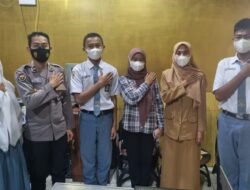 Kasi Humas Polresta Mojokerto Dengarkan Curhat Pelajar Kepada Guru