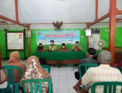 Koramil Gedeg Pantau Prokes Penyaluran BLT Dana Desa