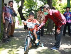 Bahagia Bocah Penderita Kelainan Usus Terima Sepeda Baru Dari Bupati Muhdlor