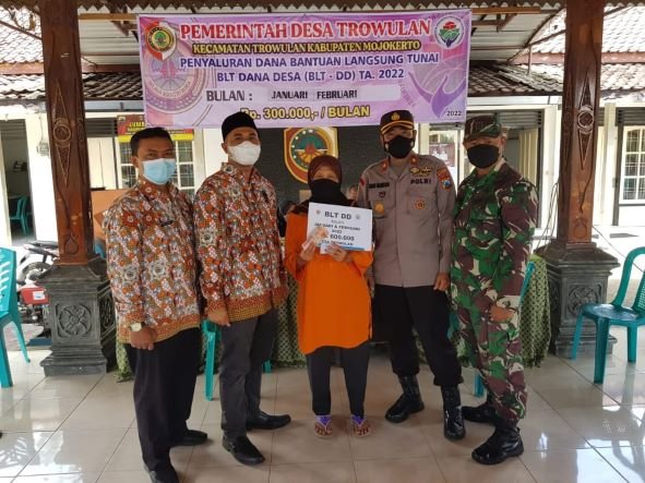 Koramil Trowulan Bareng Forpimka Pastikan Penyaluran BLT DD Patuhi Prokes