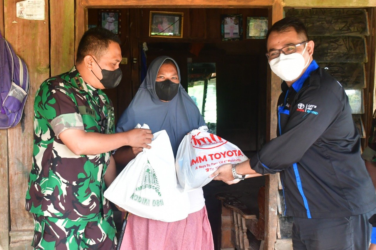 Kodim 0815/Mojokerto Gelar Jum’at Berkah Berbagi Sembako di Jatirejo