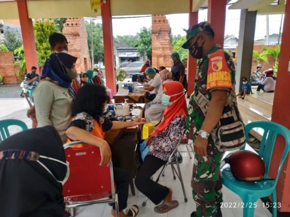 Koramil 0815/19 Magersari Terjunkan Babinsa Kawal Penyaluran Bansos Hingga Vaksinasi Booster