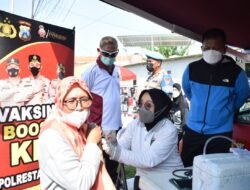 Sabtu Ceria, Jalan Sehat Polresta Sidoarjo Sambil Gelar Vaksinasi di Pasar