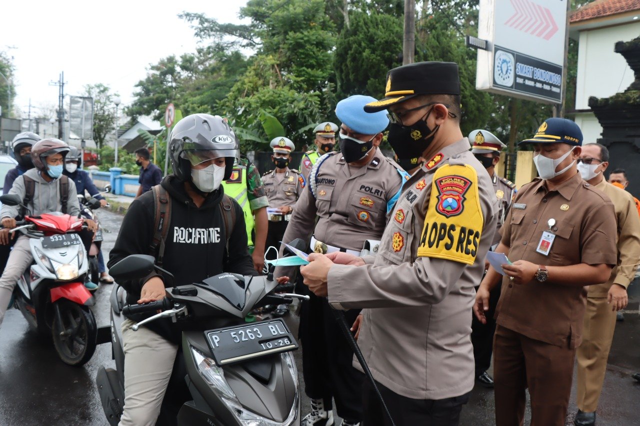Kapolres Bondowoso Bagikan Masker
