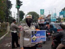 Satlantas Polresta Sidoarjo Edukasi Pengendara untuk Tertib Lalin dan Prokes