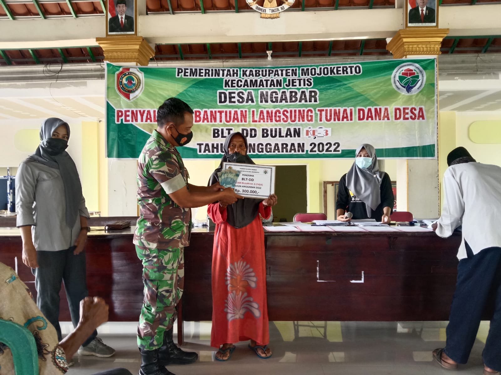 Koramil 0815/07 Jetis Kerahkan Babinsa Awasi Prokes Penyaluran BPS