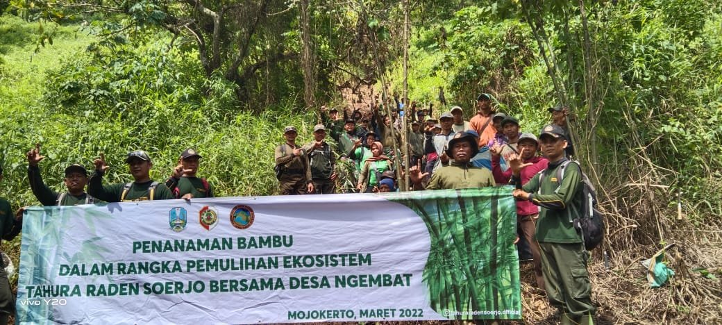 Peduli Lingkungan Koramil Gondang Bareng Tahura - Pemdes - Relawan Tanam Ratusan Bibit Pohon Bambu