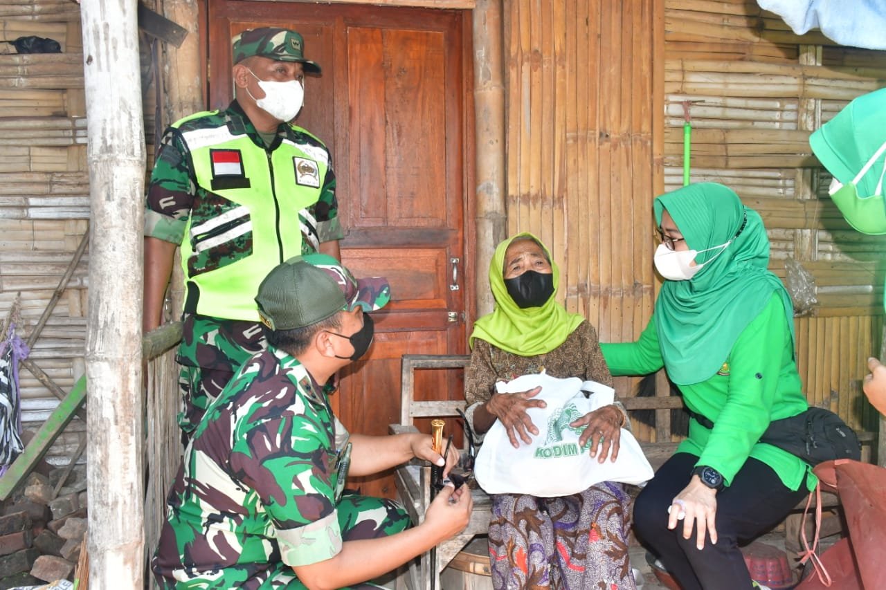 Jumat Berkah Kodim 0815/Mojokerto Ringankan Warga Terdampak Pandemi