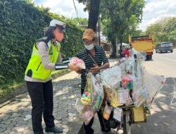 Berikan Himbauan Patuh Prokes Polwan Polda Jatim Berbagi Sembako