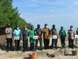 Danrem 082/CPYJ Tanam Mangrove di Pantai Jenu Kabupaten Tuban