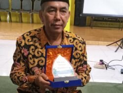 Kepala Desa Kebaron Mendapatkan Cinderamata Atas Penutupan KKN Mahasiswa Universitas Muhammadiyah Sidoarjo