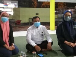 Kepala Desa Kebaron Mendapatkan Cinderamata Atas Penutupan KKN Mahasiswa Universitas Muhammadiyah Sidoarjo