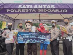 Polisi Lalu Lintas Sidoarjo bersama Spiderman Bagikan Snack dan Masker ke Pengendara