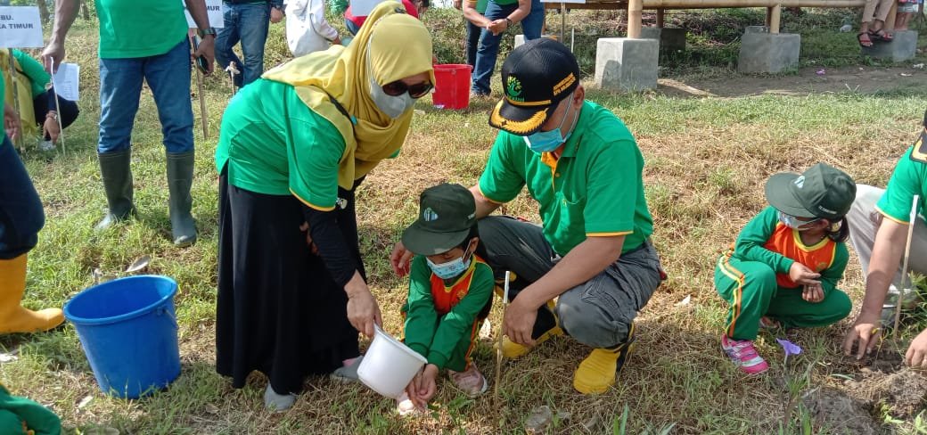 Edukasi Anak, Perhutani Mojokerto Gelar Giat Penanaman Pohon