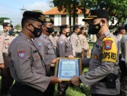 Capaian Vaksinasi Dinilai Baik, Bhabinkamtibmas Terima Penghargaan dari Kapolres Bondowoso