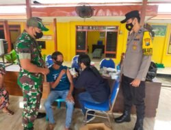 Babinsa Mojokusumo Koramil Kemlagi Dampingi Layanan Vaksinasi Booster