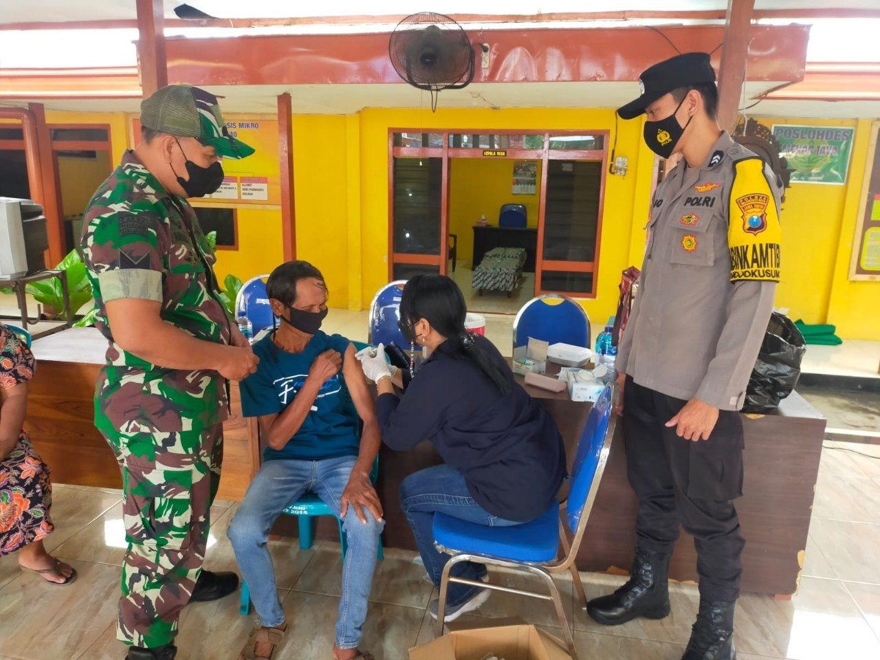 Babinsa Mojokusumo Koramil Kemlagi Dampingi Layanan Vaksinasi Booster