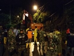 Koramil Pacet Bersama Tim Gabungan & Relawan Bersihkan Material Longsor Mligi