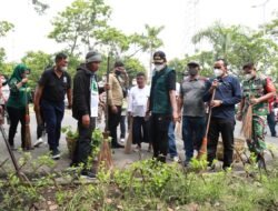Kembalikan Fungsi PSU, Gus Muhdlor Bersama Warga Bersihkan Fasum Jalan Taman Pinang Indah
