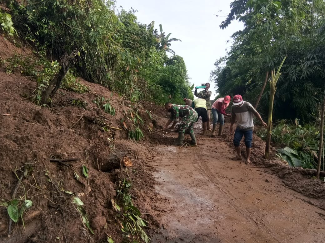 Babinsa Koramil Jatirejo Bareng Warga Karbak Bersihkan Material Longsor