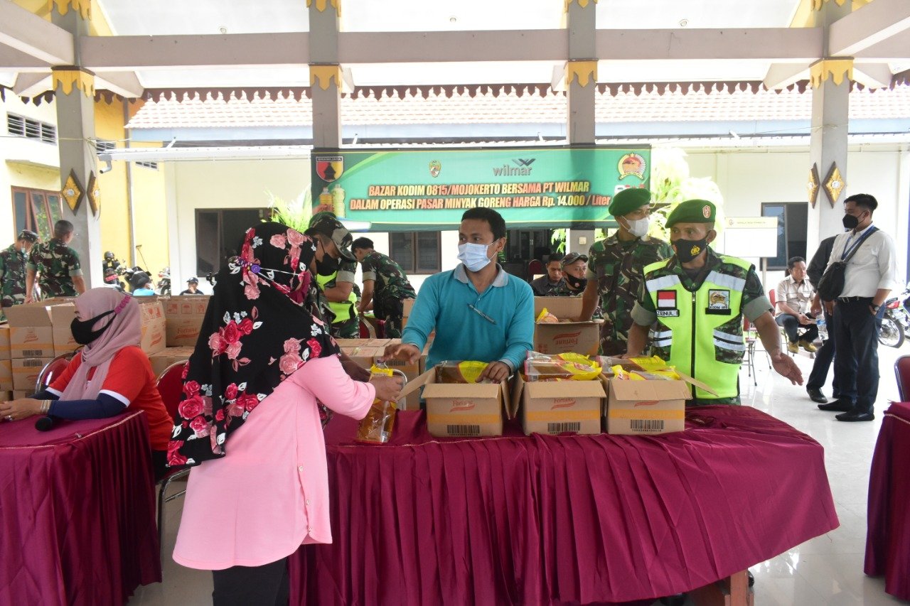 Kodim 0815/Mojokerto Gandeng PT Wilmar Gelar Bazar Minyak Goreng Murah