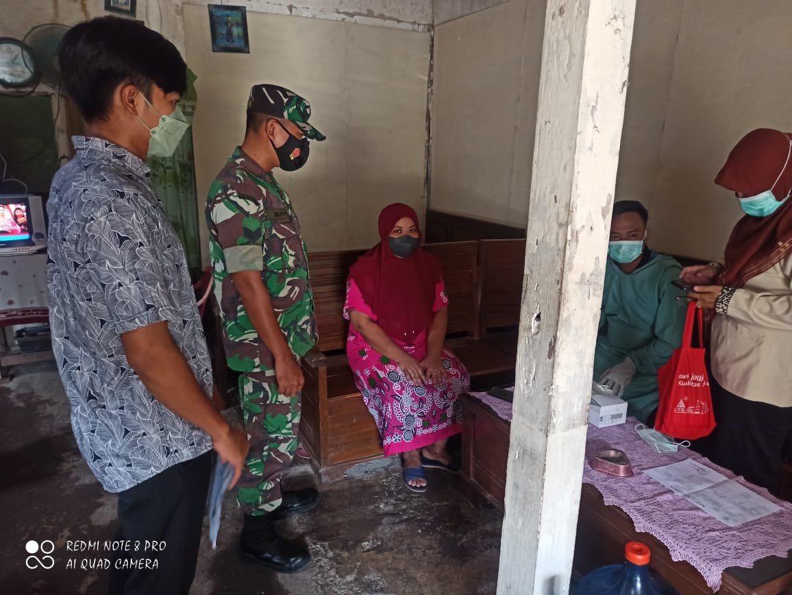 Kompak Babinsa Koramil Dawar – Tiga Pilar - Nakes Lakukan Tracing 24 Kontak Erat