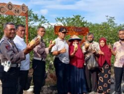 Anggota PROPAM Polresta Sidoarjo Berkunjung Ke Wisata Petik Kebun Jambu Kebaron