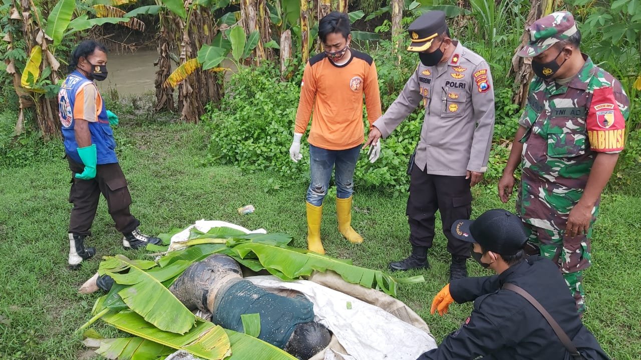 Mayat Penuh Belatung Ditemukan di Sungai Marmoyo Jetis Mojokerto
