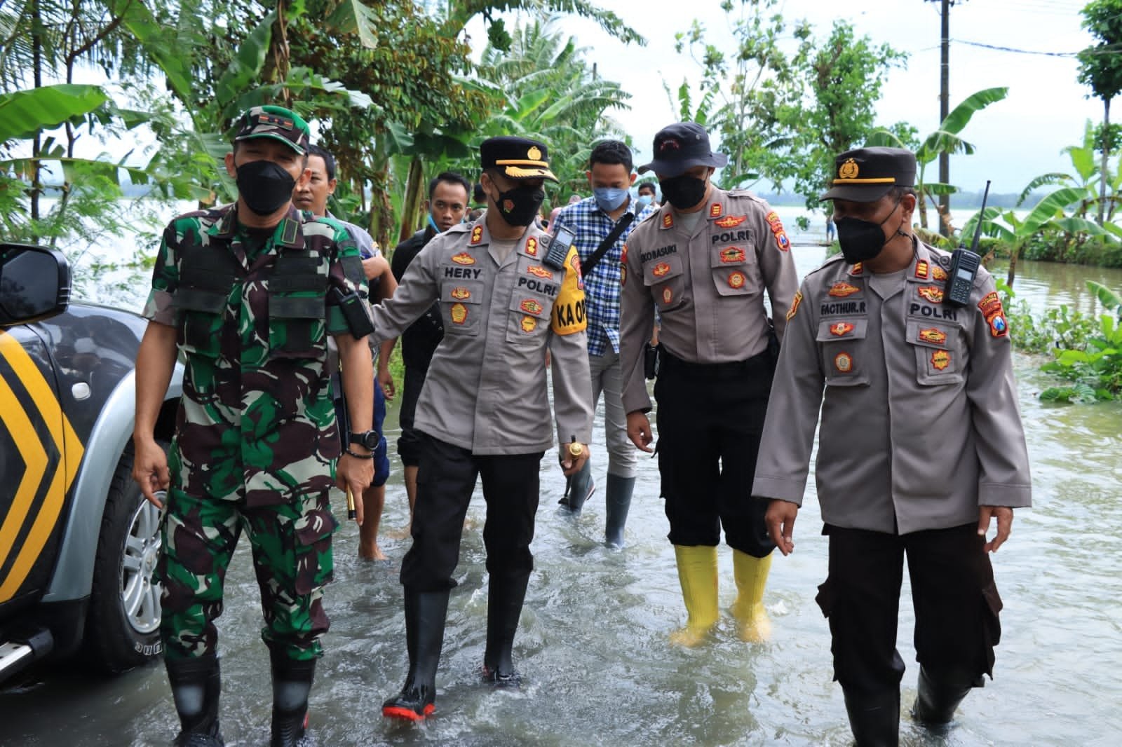 Sungai Tanggul Meluap, Polres Jember Berikan Bansos