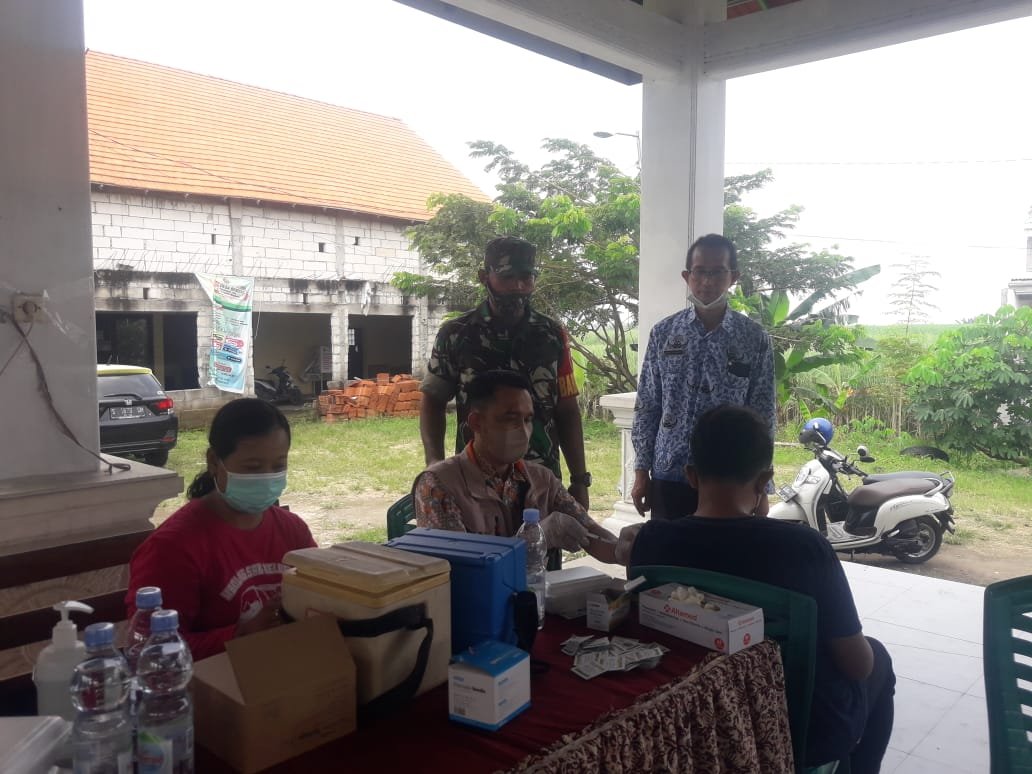 Babinsa Koramil 0815/07 Jetis Kawal Vaksinasi Booster