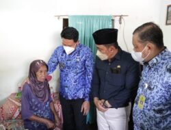 Wakil Bupati Sidoarjo Salurkan Bantuan Kepada Warga Miskin dan ODGJ di Kecamatan Prambon