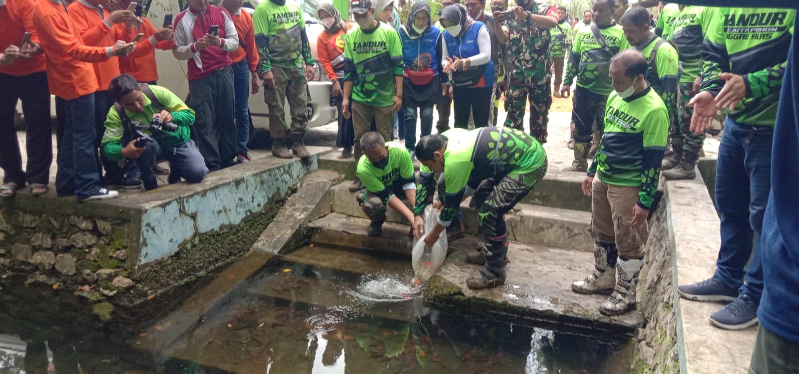 Forkopimda Lamongan dan Perhutani Mojokerto Tabur Benih Ikan Koi