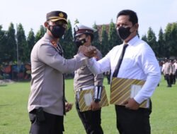 Sabet Predikat Sangat Baik, Kapolres Madiun Beri Penghargaan Anggota Pelayanan Publik