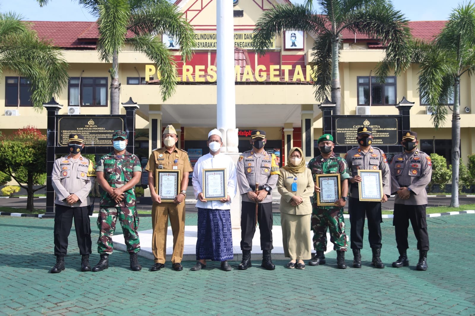 Capaian Vaksinasi Tertinggi, Kapolres Magetan Beri Penghargaan kepada Plaosan
