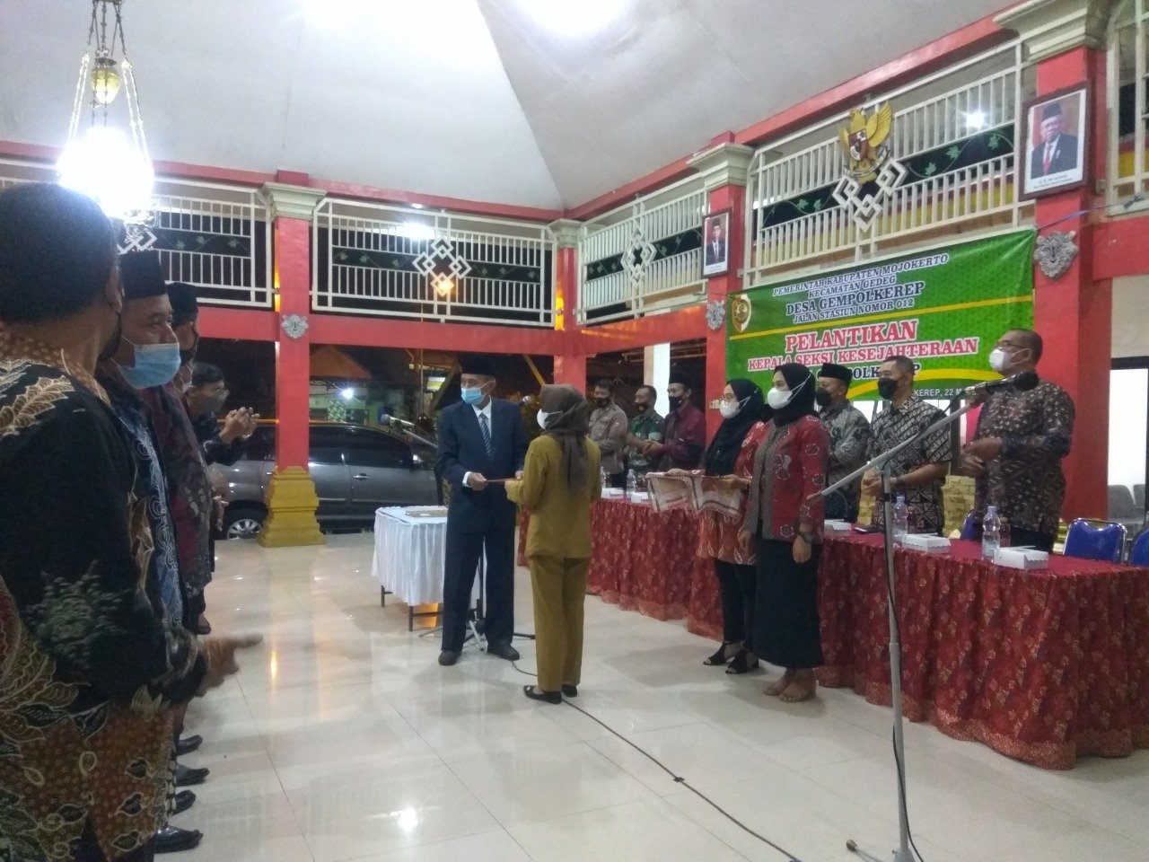 Komsos Danramil Gedeg Bareng Forpimka Hadiri Pelantikan Perangkat Desa