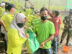 Peduli Pesanggem, Bupati Mojokerto Berikan Bantuan Bibit Buah-Buahan