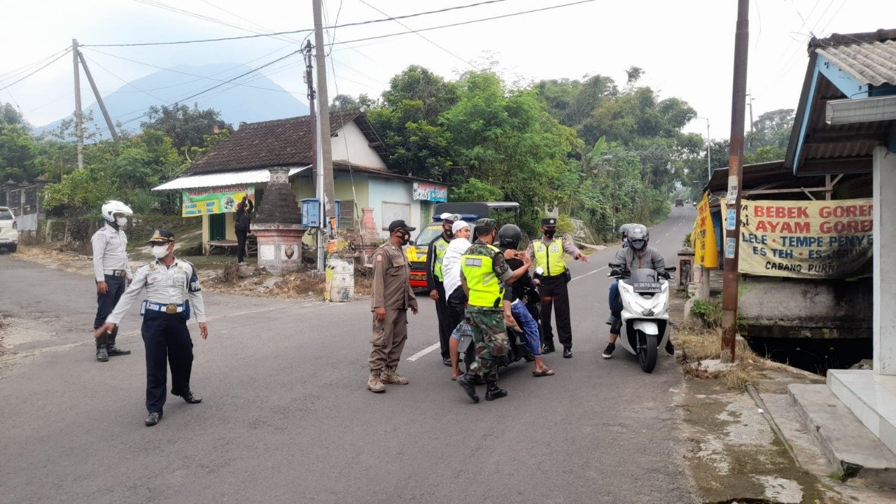 Hari Libur, Koramil Ngoro Bersama Polsek - Satpol PP Pantau Pemberlakuan Ganjil Genap