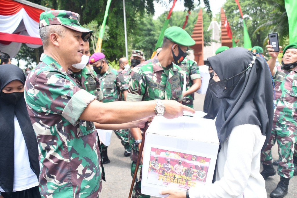Alumni Akmil 92 Bakti Sosial 30 Tahun Pengabdian Bagikan Ribuan Paket Sembako