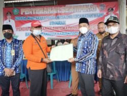 Wakil Bupati Sidoarjo Bagikan Sertifikat PTSL Secara Simbolis ke Warga Desa Medaeng Kecamatan Waru