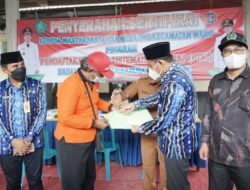 Wakil Bupati Sidoarjo Bagikan Sertifikat PTSL Secara Simbolis ke Warga Desa Medaeng Kecamatan Waru