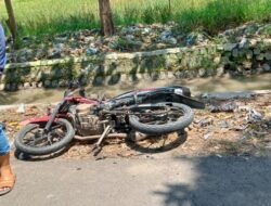 2 Pengendara Motor Kecelakaan Di Jalan Desa Kebaron Timur Arah Desa Kenongo