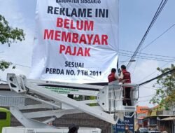 Belum Bayar Pajak, BPPD Sidoarjo Tutup Tiga Reklame di Sukodono
