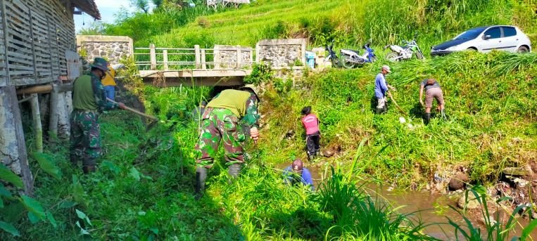 Jaga Kelestarian Lingkungan, Koramil Trawas Bareng DLH-Kowitra Bersihkan Sungai & Tanam Ratusan Pohon Bambu