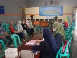 Babinsa Koramil Pacet Kawal Vaksinasi Booster Lansia