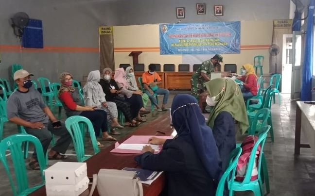 Babinsa Koramil Pacet Kawal Vaksinasi Booster Lansia