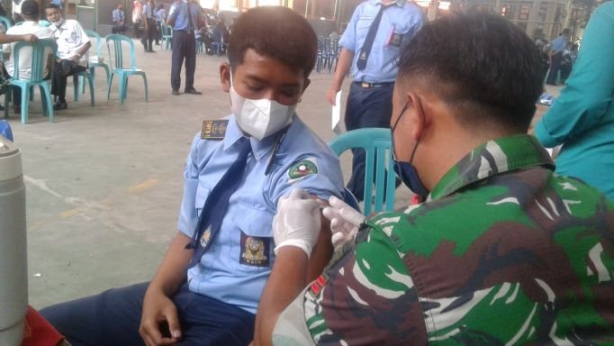 Gebyar Vaksinasi Booster Kodim 0815/Mojokerto Sasar Ratusan Siswa SMKN 1 Pungging