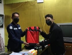 SMK Darul Ulum Kepuhdoko Jombang Beri Cinderamata Kasi Humas Polresta Mojokerto
