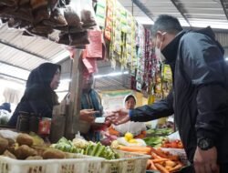 Polresta Sidoarjo Suntik Vaksin Booster Masyarakat di Pasar Tradisional