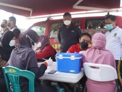 Polresta Sidoarjo Suntik Vaksin Booster Masyarakat di Pasar Tradisional