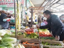 Polresta Sidoarjo Suntik Vaksin Booster Masyarakat di Pasar Tradisional